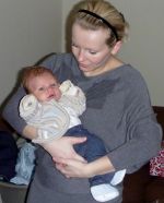 Idę na spacer, więc mama ubrała mnie w dżiny i gustowny sweterek.